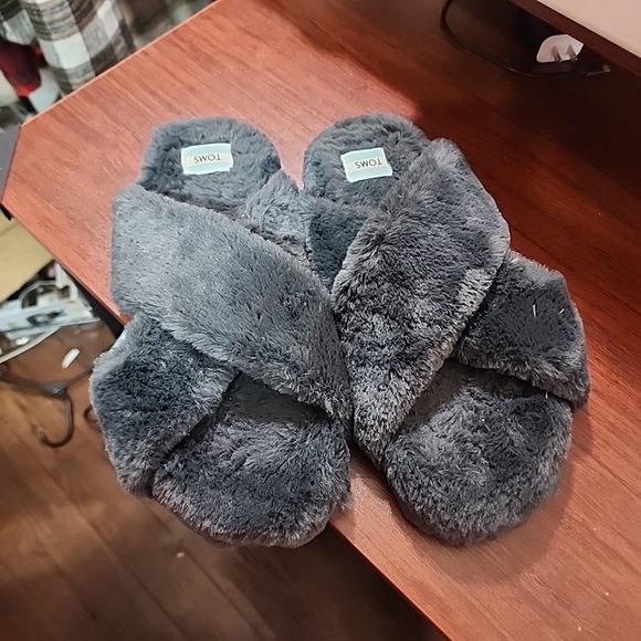 Tom's Gray Plush slippers. Size 9 - Picture 5 of 7